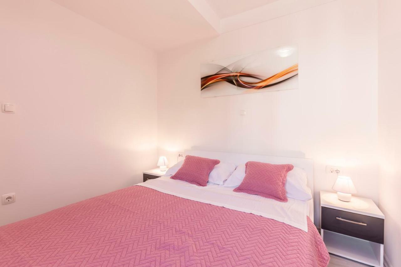 Apartments Karlo ポドストラナ エクステリア 写真