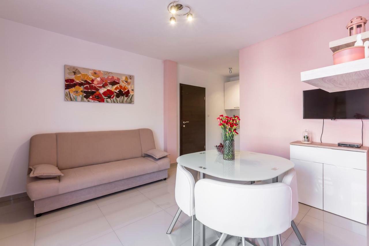 Apartments Karlo ポドストラナ エクステリア 写真